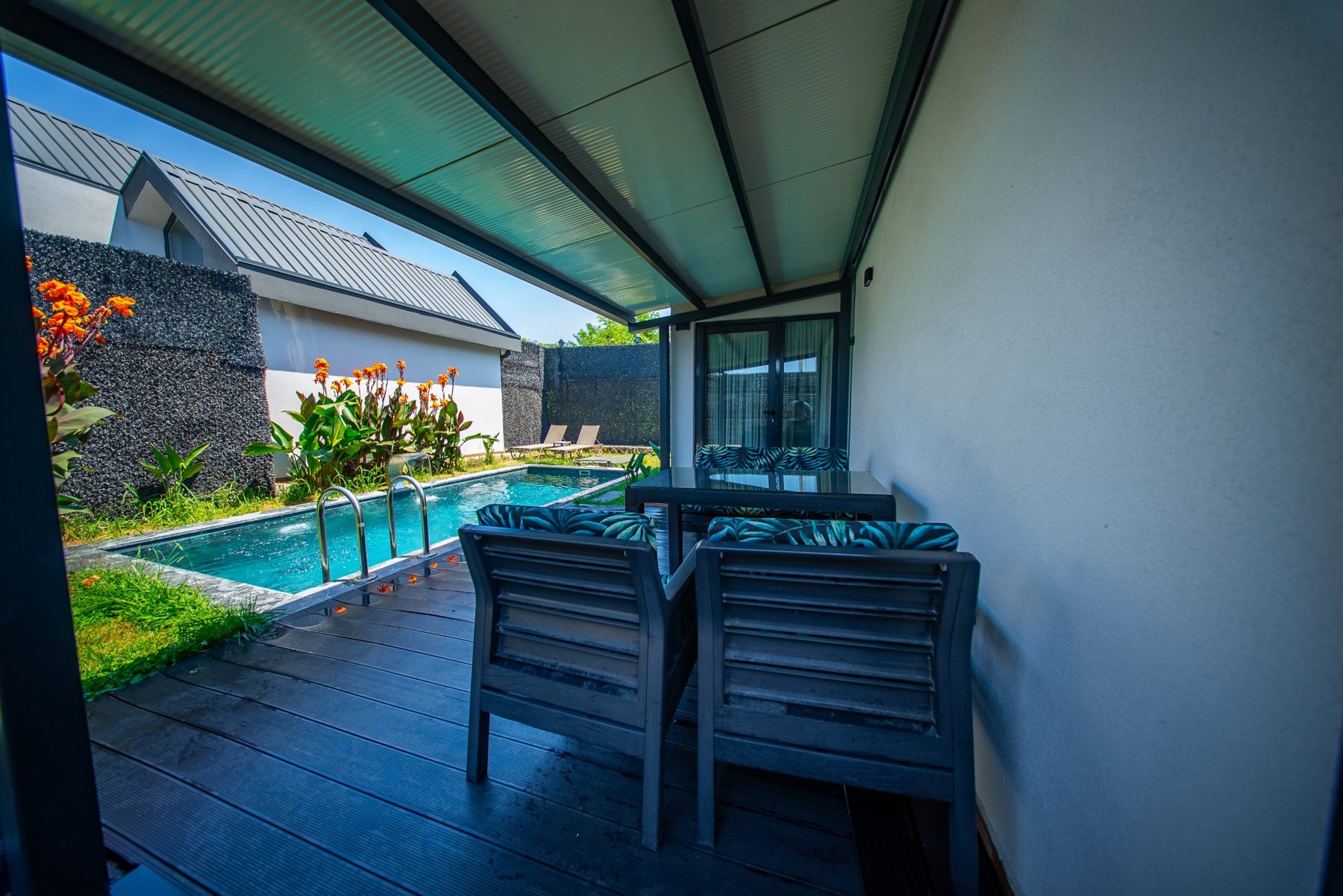 Pergola altında oturma alanı ve havuz